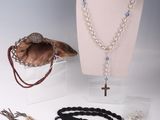 un collier, des bracelets et d'autres bijoux exposés