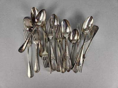 beaucoup de cuillères en argent et de cuillères sur la table