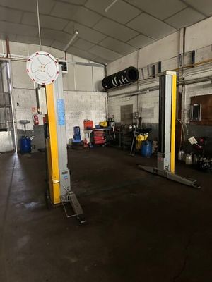 l'image d'un garage contenant de nombreux outils