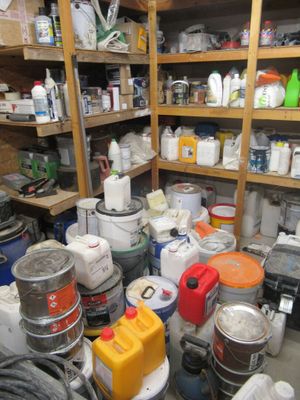 une pièce remplie d'une multitude d'objets de toutes sortes