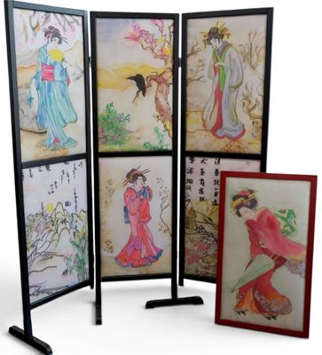 trois tableaux asiatiques encadrés représentant des femmes et des oiseaux sur fond blanc