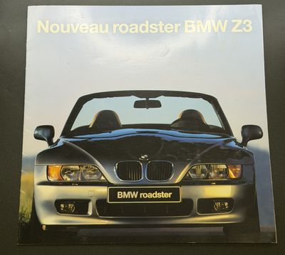 une photo d'une publicité pour une BMW Roadster accrochée au mur