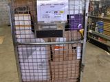 un chariot contenant des cartons de denrées alimentaires dans un entrepôt