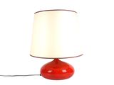 une lampe de table rouge avec un abat-jour blanc
