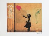 un tableau représentant une petite fille tenant un ballon en forme de cœur