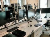 de nombreux écrans d'ordinateur sur le bureau de ce bureau