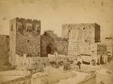 une vieille photo d'un vieux château en plein milieu de la journée
