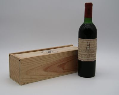 une bouteille de vin posée à côté d'une caisse en bois