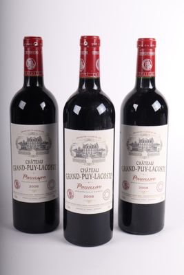trois bouteilles de vin rouge posées côte à côte sur une table