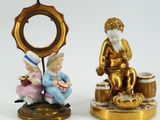 deux figurines d'un homme et d'une femme assis l'un à côté de l'autre