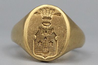 Chevalière en or gravée d’armoiries.