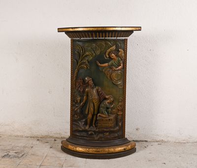 Console ronde en bois laqué, la façade polychrome représenta…