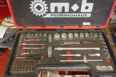 une trousse à outils posée sur une table