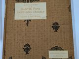 un vieux livre portant une étiquette, posé sur une table