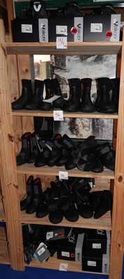 de nombreuses paires de chaussures sur les étagères de la pièce