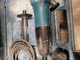 une boîte contenant des outils posée sur le sol