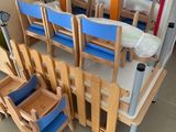 il y a de nombreuses chaises et une table dans cette pièce