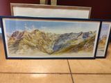 tableau représentant une chaîne de montagnes, encadré et posé sur une table