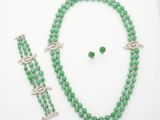 un ensemble composé d'un collier, d'un bracelet et d'une bague en perles vertes