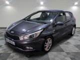 une photo d'une voiture grise garée dans un garage