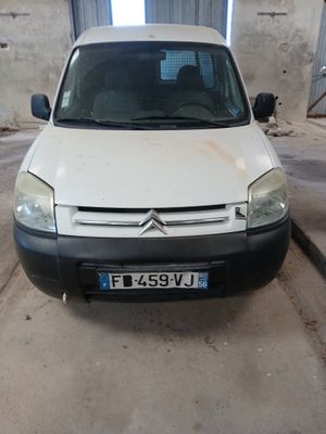 une camionnette blanche garée dans un garage