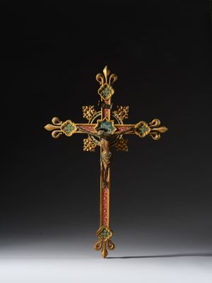 une croix dorée surmontée d'un oiseau, sur fond noir