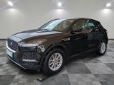 un 4x4 noir garé dans un garage au sol en damier