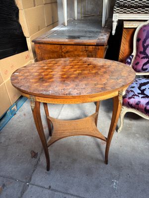 une petite table et deux chaises sur le trottoir
