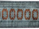 une photo d'un tapis bleu et marron orné d'un motif