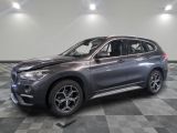 La BMW X1 est garée dans un showroom au sol carrelé