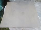 une photo d'une feuille de papier blanc posée sur une table