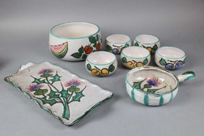 plusieurs pièces de poterie sont posées sur une table