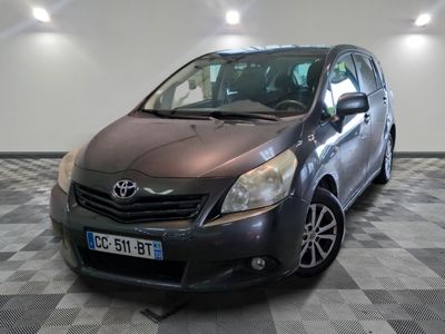 une photo d'une voiture garée sur un sol à damier