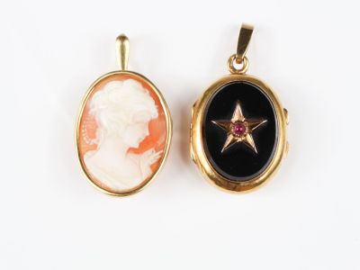 Réunion de 2 pendentifs : - pendentif souvenir, monture en o…