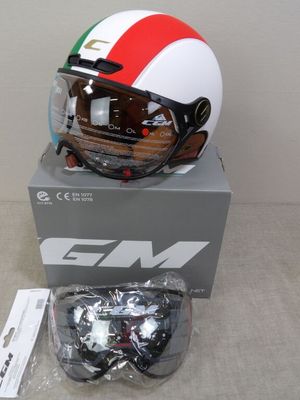 un casque et des lunettes de protection posés sur une boîte