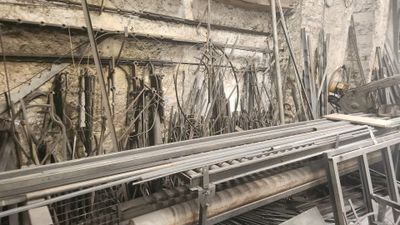 une photo d'une machine qui travaille sur une pièce de métal