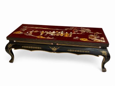 une table basse ornée d'un motif rouge et or