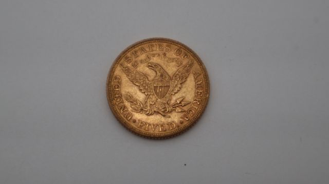 Une pièce de monnaie en or à valeur faciale de cinq dollars USA L...