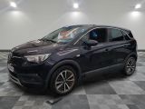 un 4x4 noir garé dans un garage au sol en damier