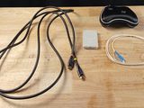 une table en bois sur laquelle se trouvent une souris d'ordinateur et d'autres appareils électroniques
