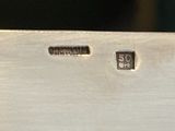 gros plan d'un plateau d'argent sur une table à fond noir