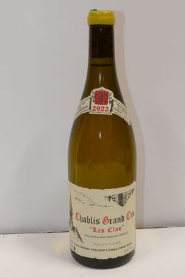 une bouteille de bière posée sur une table