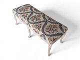 un banc rembourré orné d'un motif floral