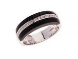 une bague noire et blanche sertie de diamants sur fond blanc