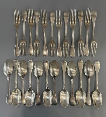 un service de douze fourchettes et cuillères en métal argenté