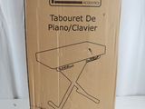 la boîte est vide et prête à être ouverte sur la table