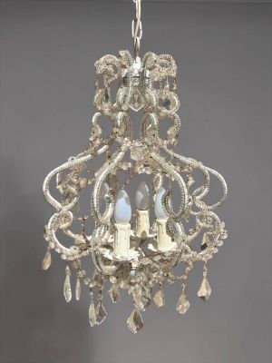 gros plan d'un lustre suspendu au plafond