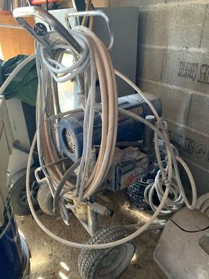 une machine posée sur un plan de travail dans un garage
