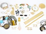 beaucoup de bijoux sur une surface blanche