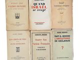 plusieurs livres sont empilés sur une surface blanche